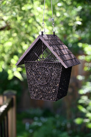 SHINGLED HOUSE STYLE MESH BIRD FEEDER